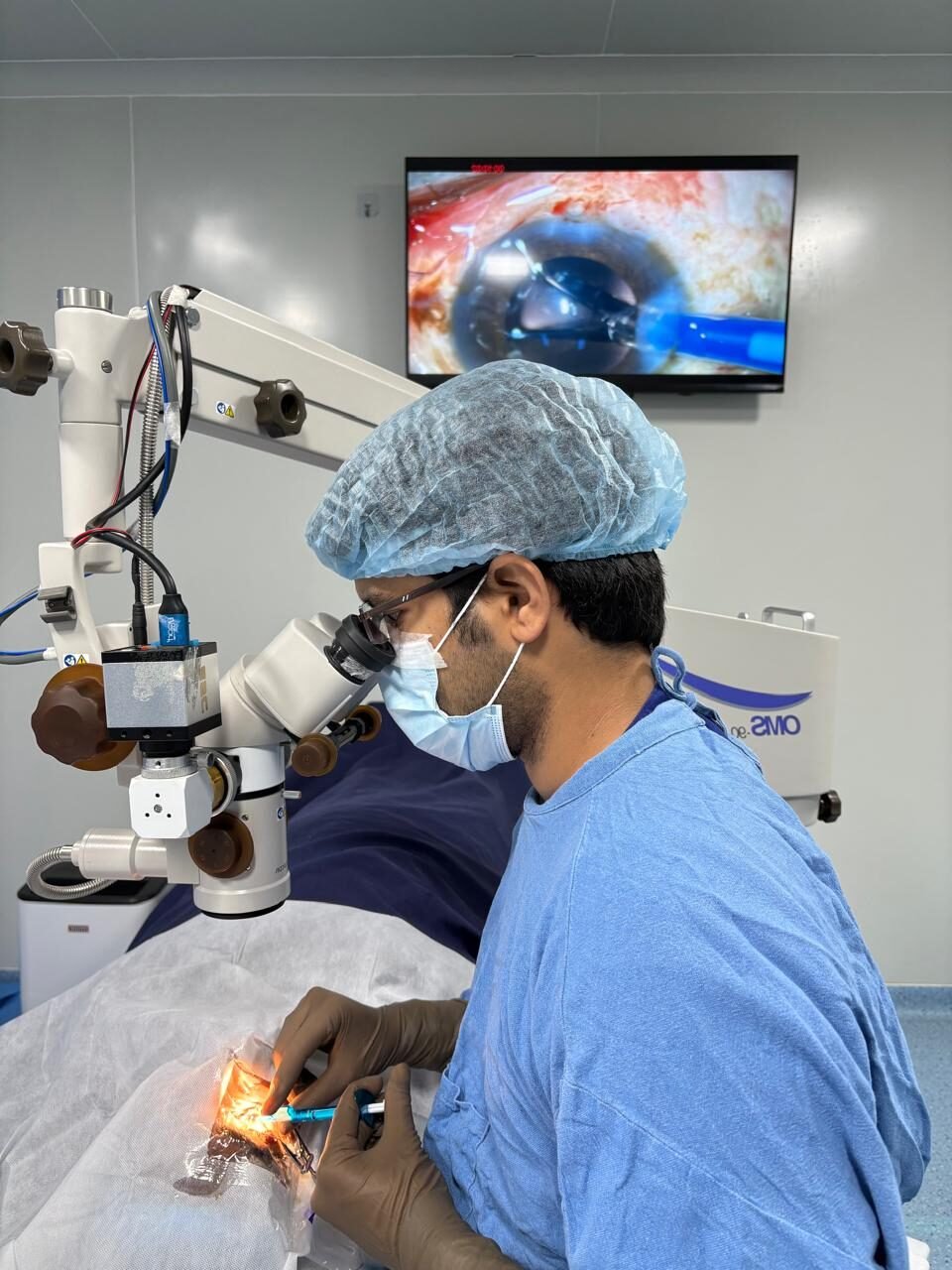 Dr Rakesh Reddy Ophthalmologist in Karimnagar during surgery. Cataract surgery in karimnagar