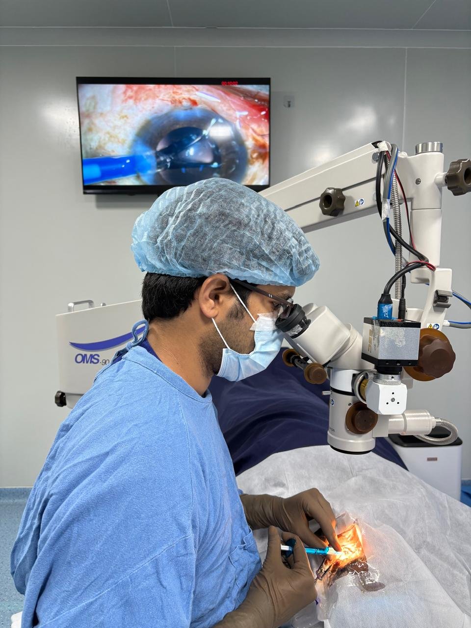 Dr Rakesh Reddy Ophthalmologist in Karimnagar during surgery. Cataract surgery in karimnagar